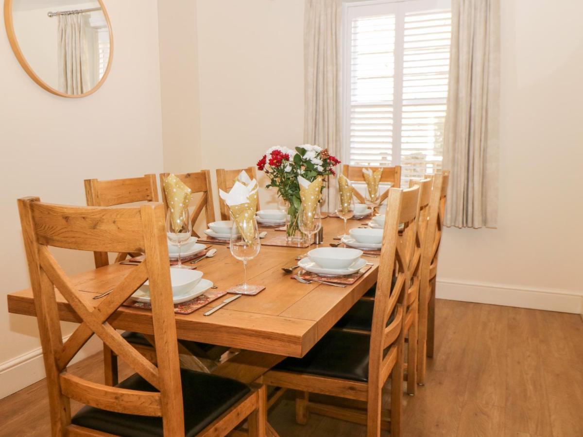 Hazeldene Villa Уитби Екстериор снимка
