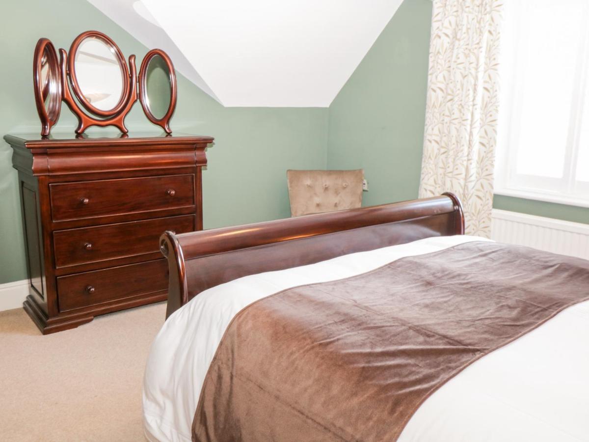 Hazeldene Villa Уитби Екстериор снимка