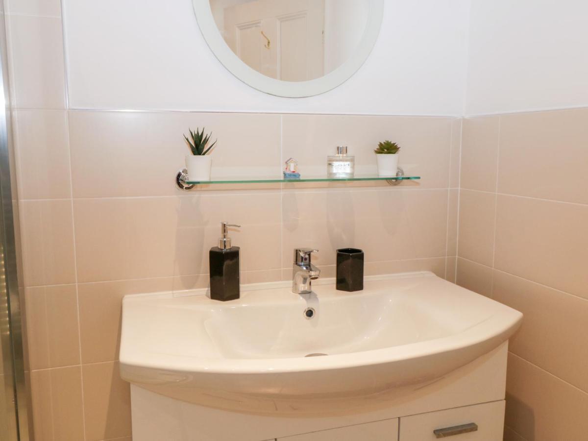 Hazeldene Villa Уитби Екстериор снимка
