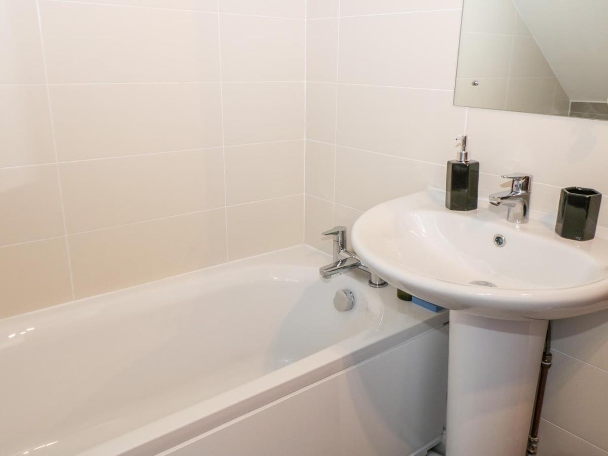 Hazeldene Villa Уитби Екстериор снимка