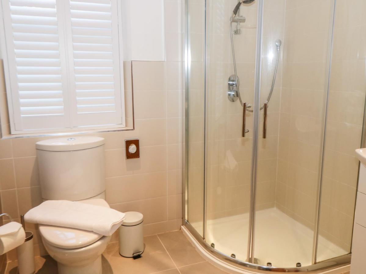 Hazeldene Villa Уитби Екстериор снимка
