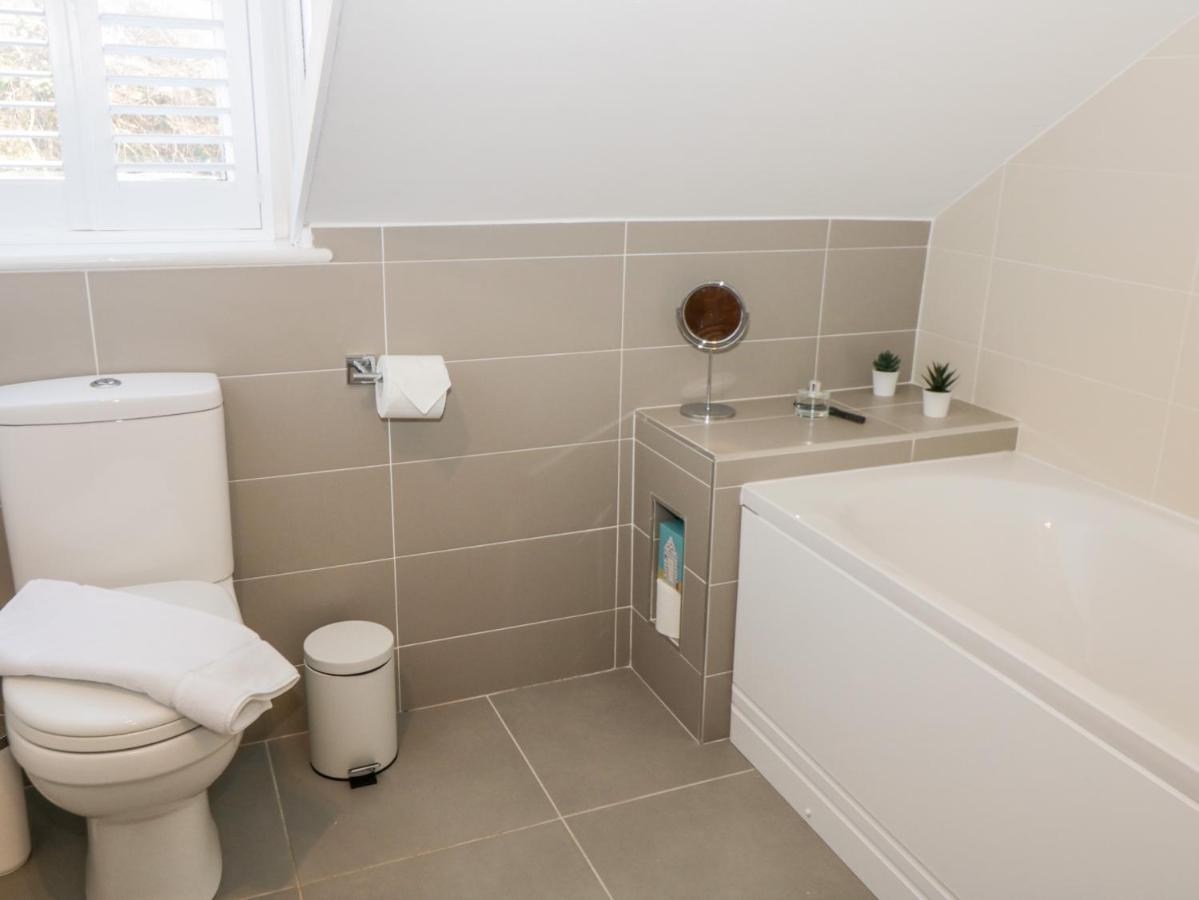 Hazeldene Villa Уитби Екстериор снимка