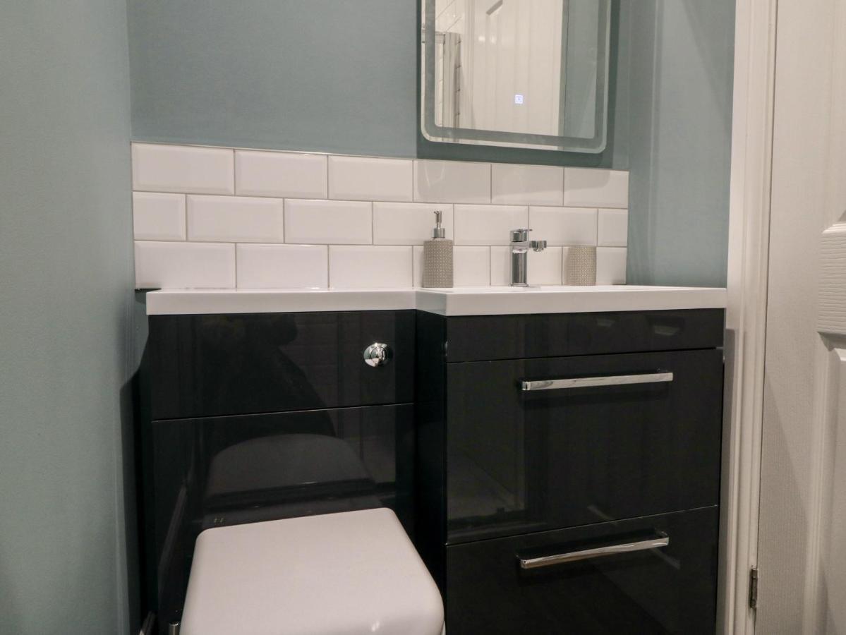 Hazeldene Villa Уитби Екстериор снимка